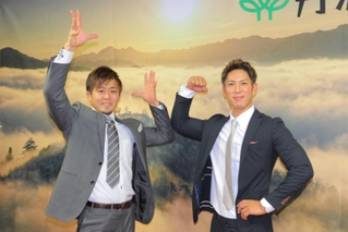 大会で見せたポーズを取る田中祐二さん（右）と足立隆朗さん＝丹波市役所