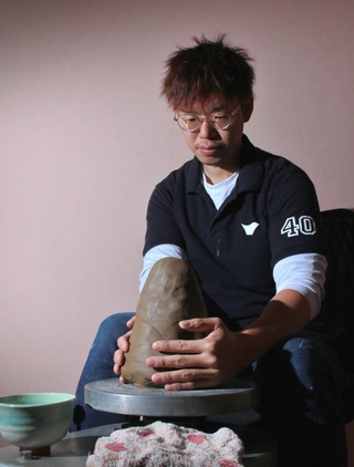 市野さんのもう一つの肩書きは陶芸家。日々作陶に打ち込む＝三田市藍本