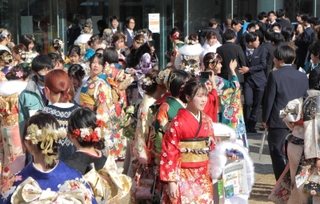 華やかな衣装の若者が集った丹波市の「二十歳のつどい」の会場＝丹波市柏原町柏原