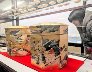 「貝合わせ」に使う貝殻（上段）と貝を収める貝桶。貝桶にも源氏物語の場面が描かれている＝丹波篠山市立歴史美術館