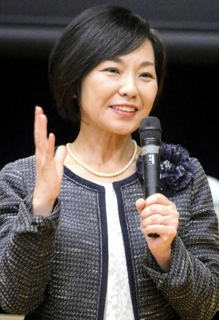 講演する前尼崎市長の稲村和美さん＝丹波篠山市立味間小学校
