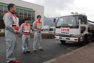 能登半島地震への派遣を前にあいさつする（左から）青木一典さん、松本雄一さん、安達順央さん＝丹波市春日町黒井