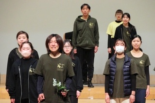 舞台稽古で「ノートル＝ダム・ド・パリ」のクライマックスを熱演する出演者＝丹波篠山市立田園交響ホール