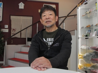 阪神・淡路大震災の経験を語る近兼拓史さん＝丹波市氷上町成松、ヱビスシネマ。
