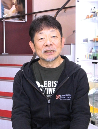 阪神・淡路大震災の経験を語る近兼拓史さん＝丹波市氷上町成松、ヱビスシネマ。