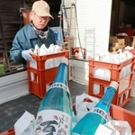 住民らによって出荷される「鴨庄百人一酒」＝丹波市市島町上牧