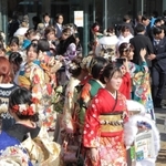 華やかな衣装の若者が集った丹波市の「二十歳のつどい」の会場＝丹波市柏原町柏原