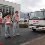 能登半島地震への派遣を前にあいさつする（左から）青木一典さん、松本雄一さん、安達順央さん＝丹波市春日町黒井