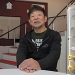 阪神・淡路大震災の経験を語る近兼拓史さん＝丹波市氷上町成松、ヱビスシネマ。