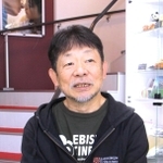 阪神・淡路大震災の経験を語る近兼拓史さん＝丹波市氷上町成松、ヱビスシネマ。