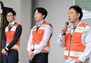 出発式であいさつする矢持高士係長（右）＝丹波篠山市役所