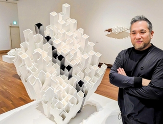 竹内紘三さんと陶製オブジェ＝兵庫陶芸美術館