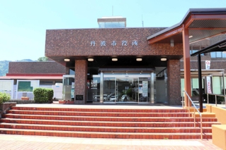 丹波市役所本庁舎＝丹波市氷上町成松