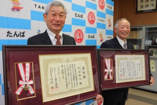 交通安全に貢献し表彰された足立浩三さん（左）と足立達美さん＝丹波署