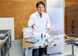「野生鳥獣研究所　けものら」を開設した金山俊作さん＝丹波篠山市遠方