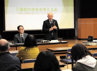 市内３高校の在り方について市民と意見交換する酒井隆明市長ら＝丹南健康福祉センター