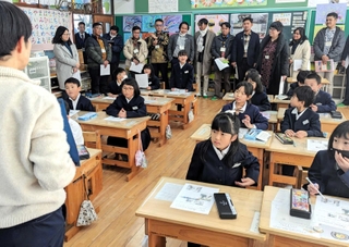 「安全」について学ぶ１年生の授業を見学するインドネシアからのＪＩＣＡ研修員＝丹波篠山市立古市小学校