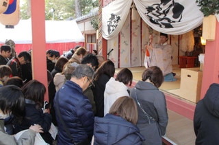 神職による祈とうに頭を下げる参拝客たち＝柏原八幡宮