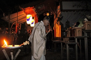 暗闇と静寂の中、厳かに執り行われた青山祭壇の儀＝柏原八幡宮