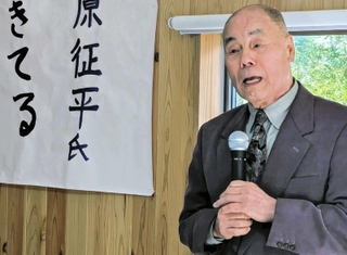 講演で自らの半生を語る桑原征平さん＝丹波篠山市今田町黒石
