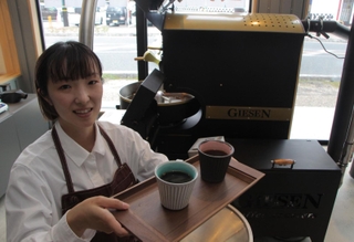 厳選した豆を店内で焙煎する。カップは丹波焼＝丹波市柏原町田路