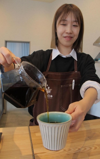 厳選した豆を自家焙煎し、新鮮なコーヒーを提供する＝丹波市柏原町田路