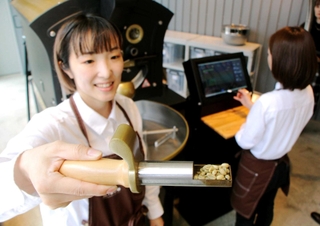 パネルで焙煎機を操作し、厳選した豆を焙煎する＝丹波市柏原町田路