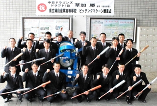 プロ野球選手からの寄贈を喜ぶ篠山産業高校野球部の部員と長沢宏行監督（最後列中央）＝丹波篠山市郡家