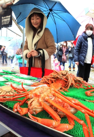 香住ガニなど、県内の冬の味覚が並ぶ会場＝丹波並木道中央公園