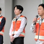 出発式であいさつする矢持高士係長（右）＝丹波篠山市役所