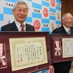 交通安全に貢献し表彰された足立浩三さん（左）と足立達美さん＝丹波署