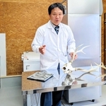 「野生鳥獣研究所　けものら」を開設した金山俊作さん＝丹波篠山市遠方