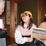 １人暮らしの高齢者と交流する小学生＝丹波市山南町