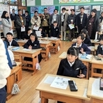 「安全」について学ぶ１年生の授業を見学するインドネシアからのＪＩＣＡ研修員＝丹波篠山市立古市小学校