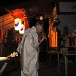 暗闇と静寂の中、厳かに執り行われた青山祭壇の儀＝柏原八幡宮
