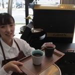 厳選した豆を店内で焙煎する。カップは丹波焼＝丹波市柏原町田路
