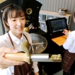 パネルで焙煎機を操作し、厳選した豆を焙煎する＝丹波市柏原町田路
