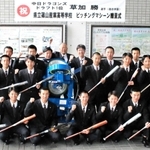 プロ野球選手からの寄贈を喜ぶ篠山産業高校野球部の部員と長沢宏行監督（最後列中央）＝丹波篠山市郡家