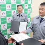「もにす」認定を受け、通知書を受け取る兵庫パルプ工業の井川直樹代表取締役専務（右）ら＝丹波市役所第２庁舎