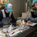 プラスチックを分別する丹波市クリーンセンターの職員＝丹波市春日町野上野
