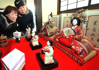 穏やかな表情や華やかな装飾が目を引くひな人形＝丹波篠山市西新町