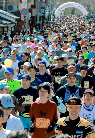 号砲とともにスタートし、城下町を駆けるランナーたち＝丹波篠山市北新町