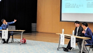 男性の育児取得と働き方などについて意見交換する中西信雄さん（左）ら＝丹波篠山市民センター
