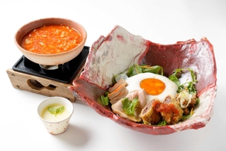 西紀サービスエリア下り線の「丹の超他人丼」（西日本高速道路サービス・ホールディングス提供）