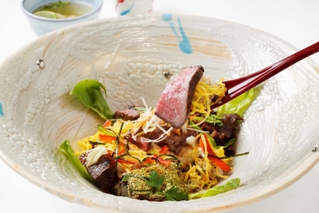 西紀サービスエリア上り線の「但馬牛の五種ひしめき丼」（西日本高速道路サービス・ホールディングス提供）