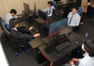 専用のパソコンでゲームに打ち込む氷上西高校のｅスポーツ部員たち＝同校
