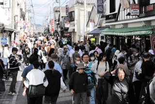 １０月の週末に「歩行者天国」となり、多くの人でにぎわう丹波篠山市の中心部＝同市二階町