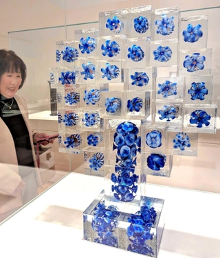 オイヴァ・トイッカの大型作品「知恵の樹」（２００８年）＝兵庫陶芸美術館