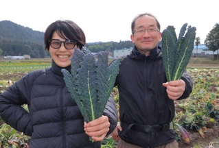 カーボロネロの栽培管理を担当した工藤翔佳さん（左）と辻剛宏さん＝丹波市市島町上田