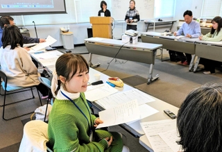 「聞き書き」の講座でペアになり、互いに相手の仕事や人生を聞き取る参加者＝丹波篠山市東新町